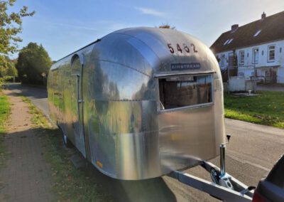 Airstream Trade Wind 1959 - Front right side - EN